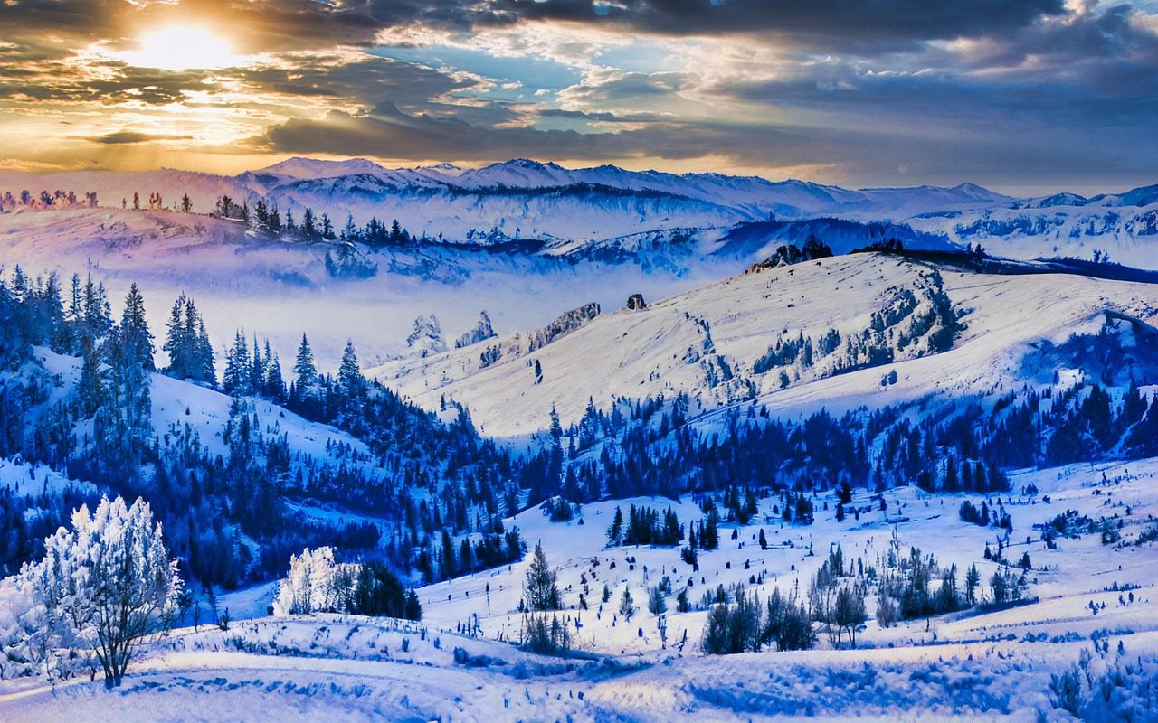 Alpsko jutro nad gorami z meglo in svežim zrakom